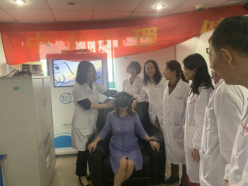 医务人员在演示VR技术临床应用。.jpg