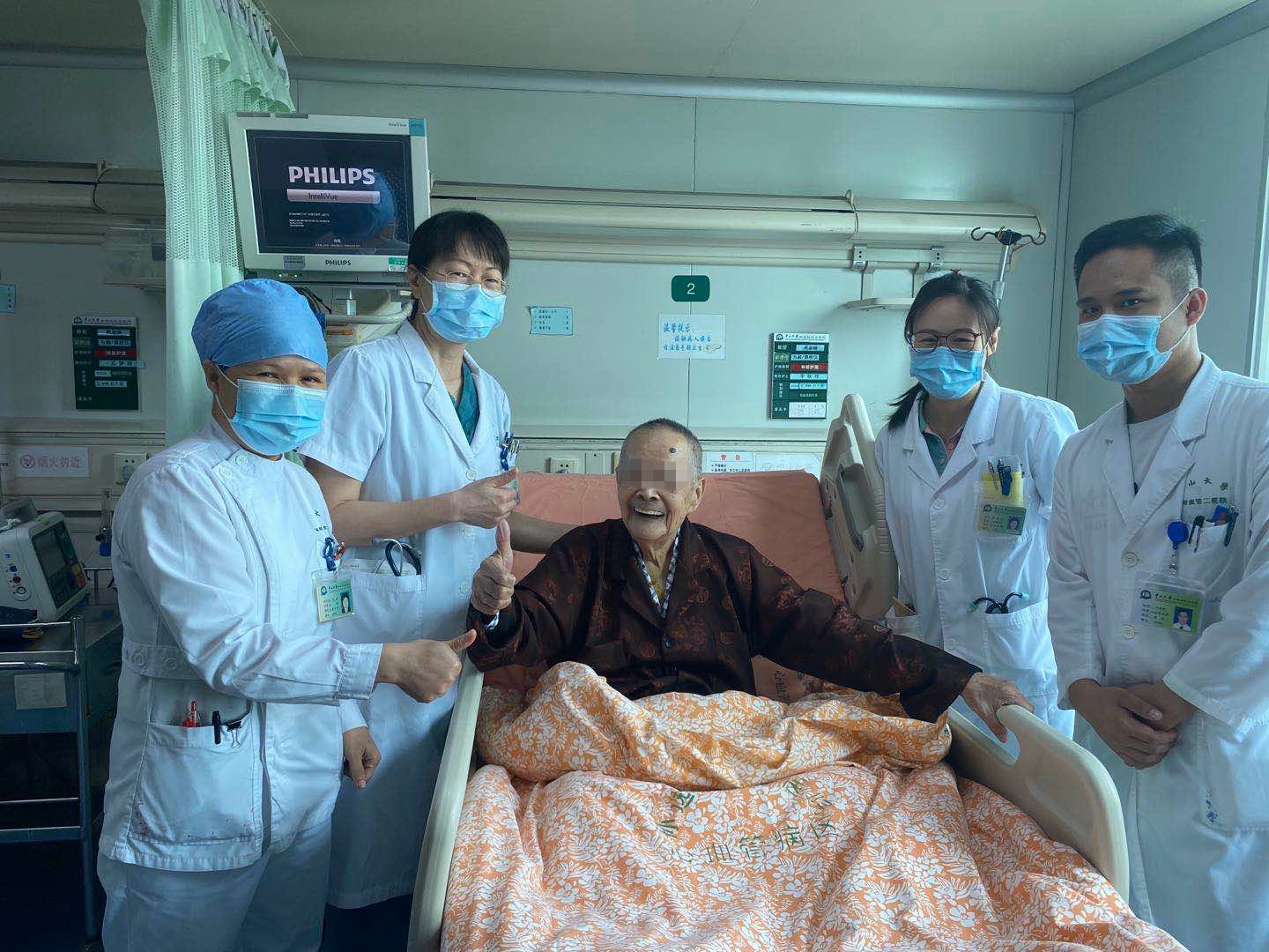 出院前，朱爷爷为医护团队点赞.jpg