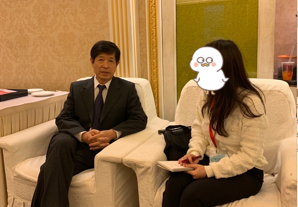 张晓乐理事长（左）正在接受采访.png