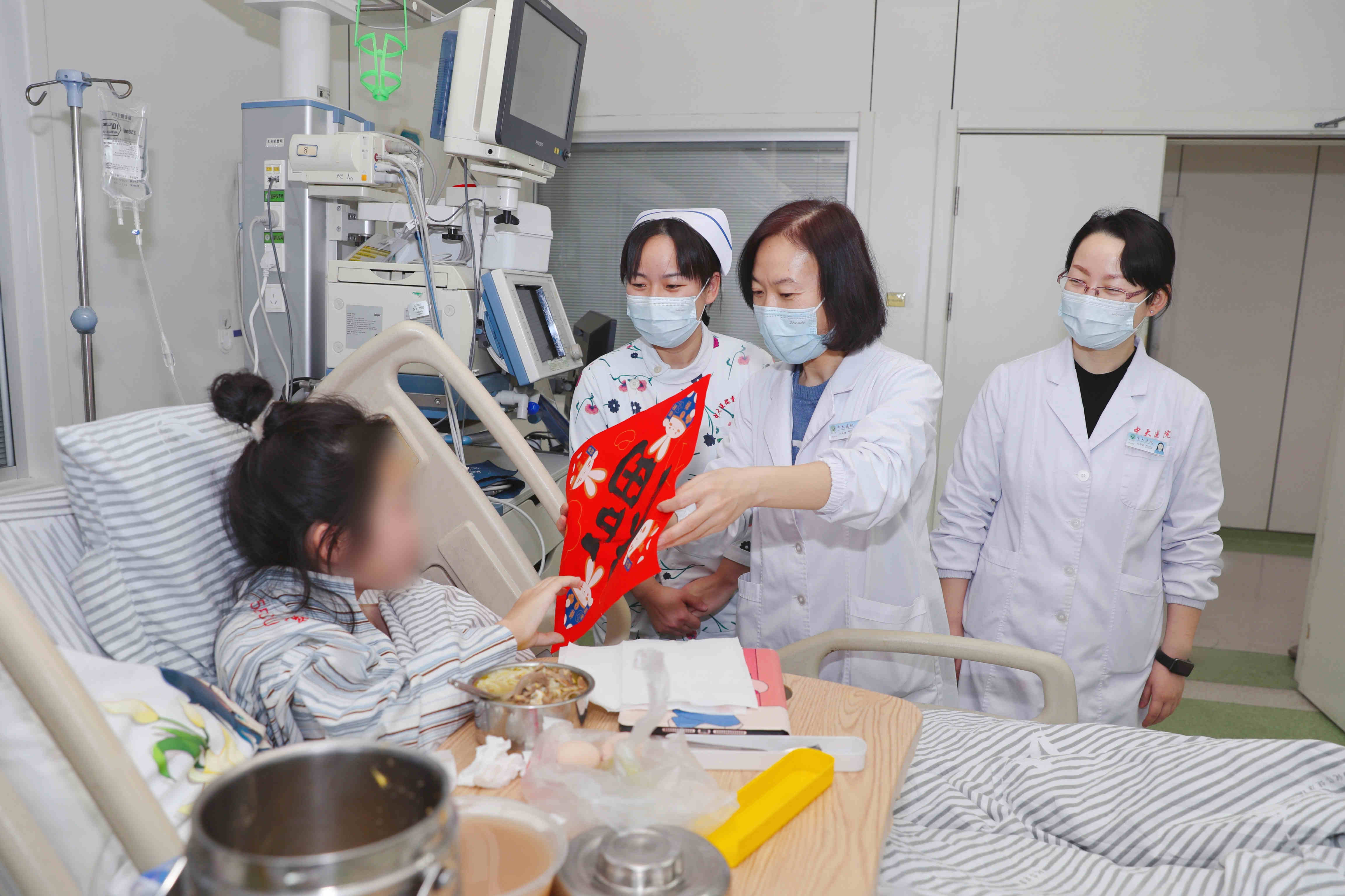 重症医学科医护人员为患儿送上医生自己书写的福字.jpg