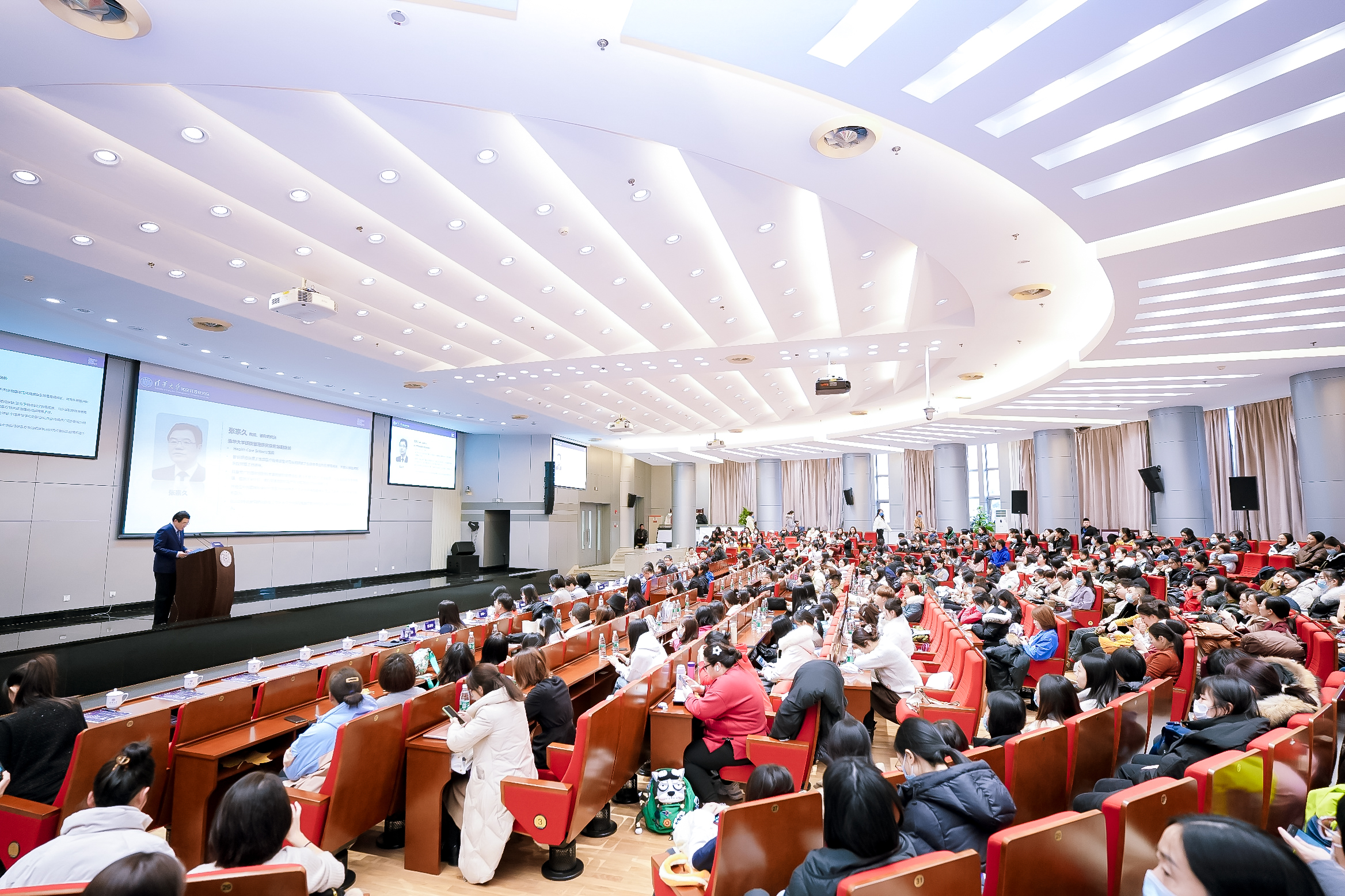 upfile 2.会议现场.jpg