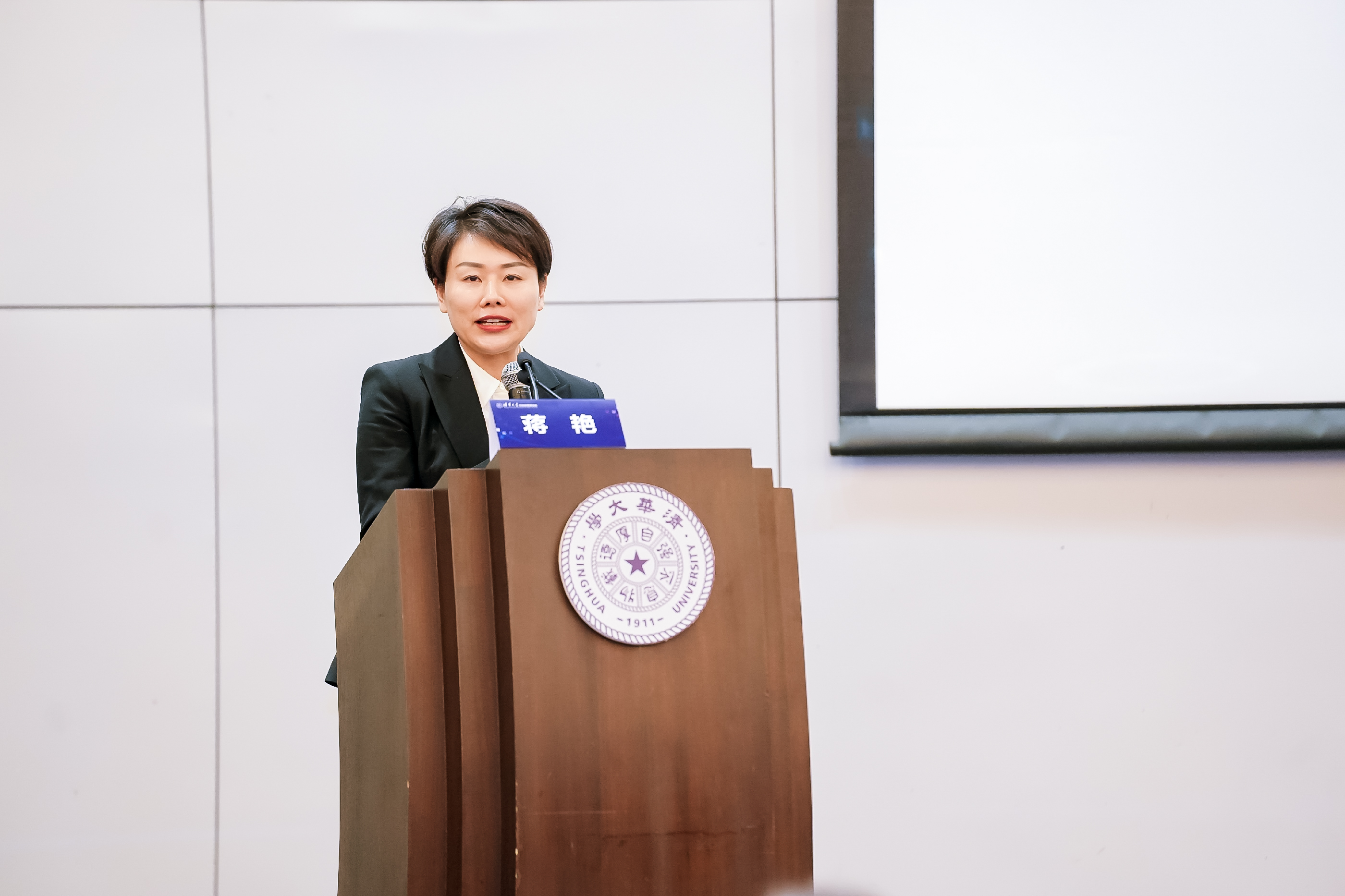 upfile 9.蒋艳主任做主旨报告.jpg