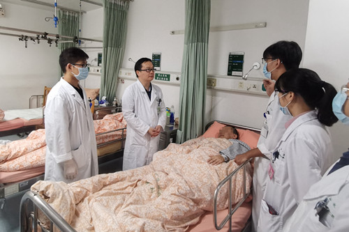 马超教授（左二）为患者查房_副本.jpg