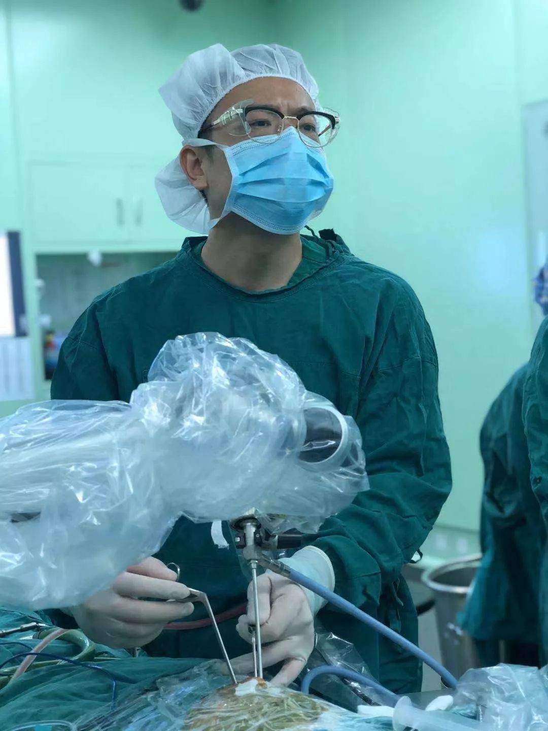 赵鹏教授手术中_副本.jpg